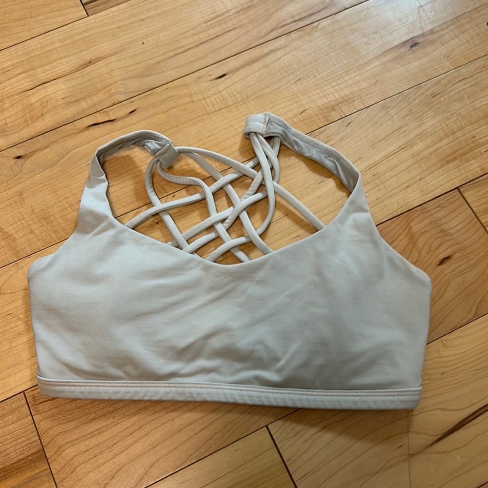 lululemon free to be bra size 4 in a light pink color